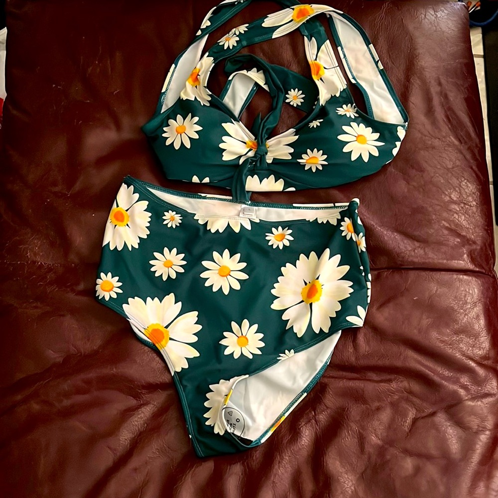 Matching high waisted daisy flower swimsuit👙